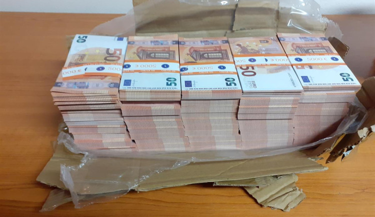 VIDEO: Při kontrole na dálnici u Brna našli celníci balík padělaných eurobankovek