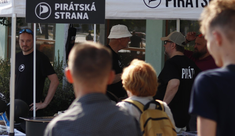 Pirátského dobrovolníka napadl na Míráku kolemjdoucí, další muž skončil v nemocnici