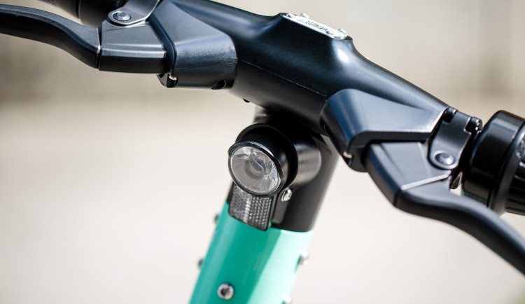 Jednadvacetiletá řidička srazila seniora na koloběžce, na místě zemřel