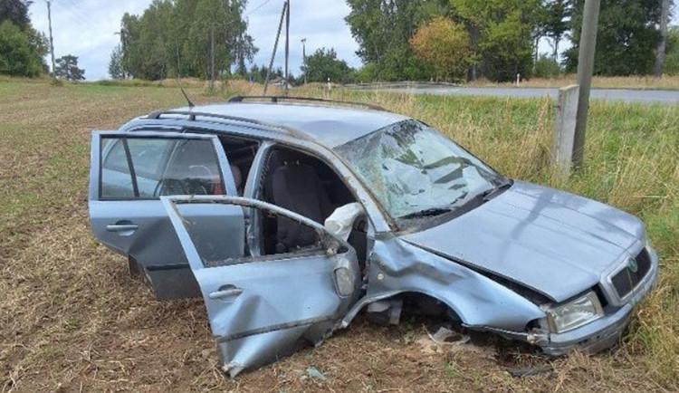 Řidička narazila do mostku a auto šlo několikrát přes střechu, tři děti se zranily