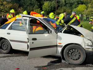 Srážka autobusu a dvou aut v Tatobitech. Na místo letěl i vrtulník