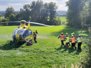 Srážka autobusu a dvou aut v Tatobitech. Na místo letěl i vrtulník