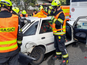 Srážka autobusu a dvou aut v Tatobitech. Na místo letěl i vrtulník
