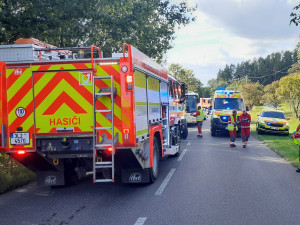Srážka autobusu a dvou aut v Tatobitech. Na místo letěl i vrtulník