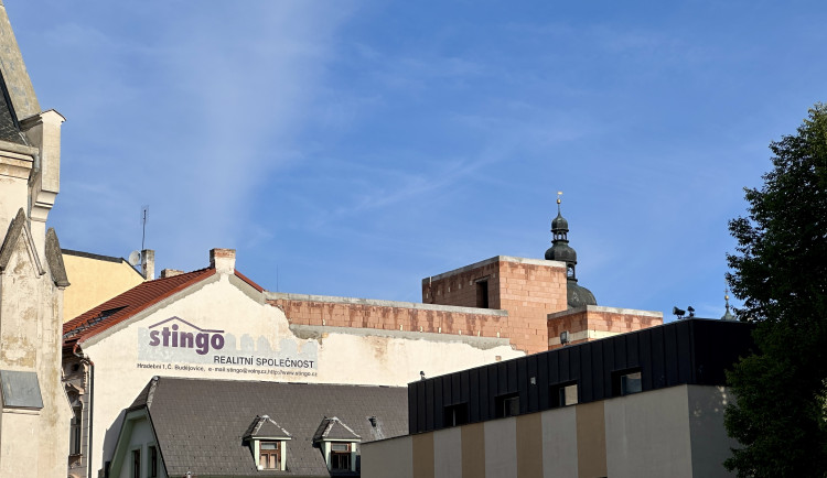 Černá stavba z historického centra zmizí, úřady již s vlastníkem jednají o odstranění