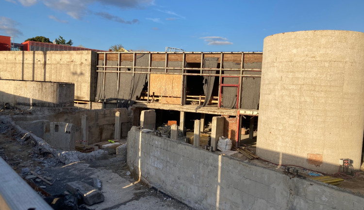 Modernizace bazénu v Liberci potrvá o 8 měsíců déle, skončit má až v červnu 2027