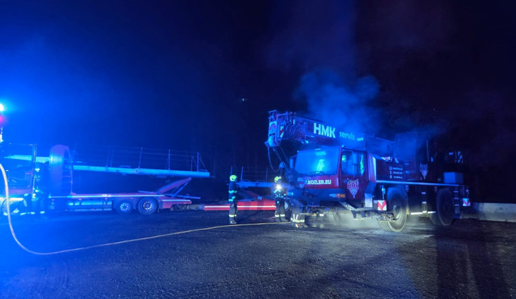 Ve Stráži nad Nisou řádil včera žhář. Přišel po čtyřech, poté zapálil jeřáb