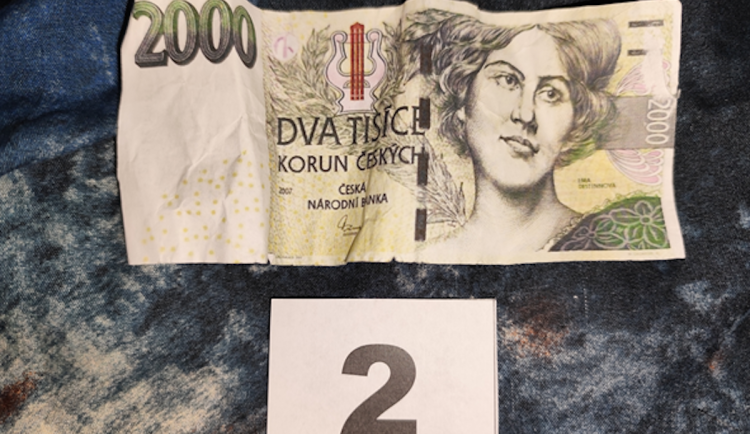 Policie obvinila čtyři lidi kvůli padělání dvoutisícových bankovek