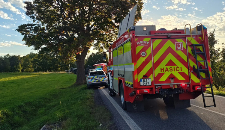 Motorkář nepřežil u Kunratic střet s traktorem. Silnice na Bogatyniu je zavřená