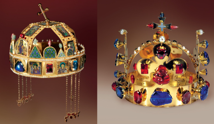 Dvě ze tří vystavených korun panovníků naší historie.