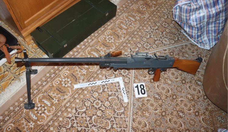 Muž z Břeclavi ukrýval ve skříni samopal i trhavinu. Zbrojní průkaz nevlastní