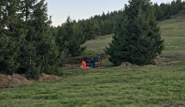 Stráž přírody pokutovala lidi, co přespali na Ovčárně nebo trhali borůvky. Jste moc přísní, zní kritika