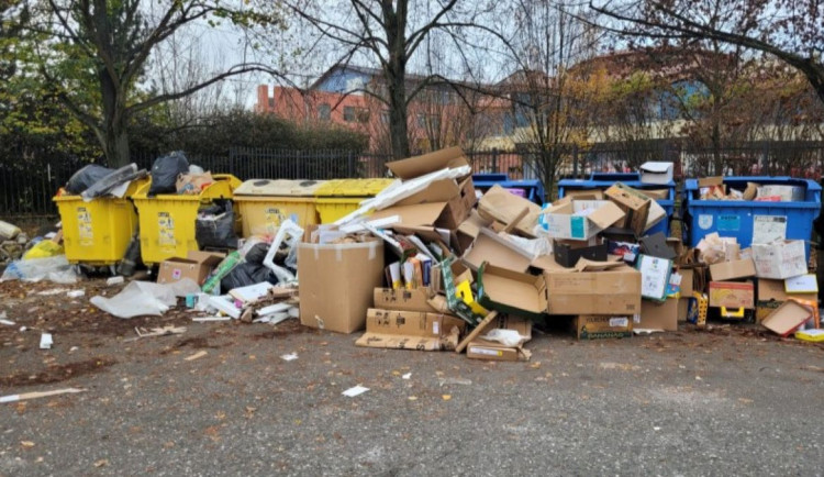 Olomouci došla trpělivost. Kvůli nelegálním skládkám nasadila ke kontejnerům kamery