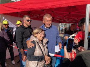 Kšiltovky, trička a fotka se známou tváří. Na mítink ANO dorazilo na 350 lidí, včetně odpůrců