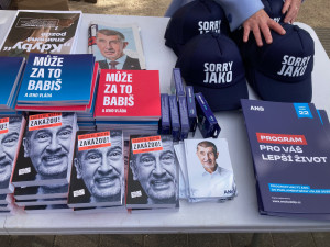 Kšiltovky, trička a fotka se známou tváří. Na mítink ANO dorazilo na 350 lidí, včetně odpůrců