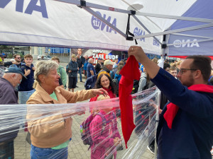 Kšiltovky, trička a fotka se známou tváří. Na mítink ANO dorazilo na 350 lidí, včetně odpůrců
