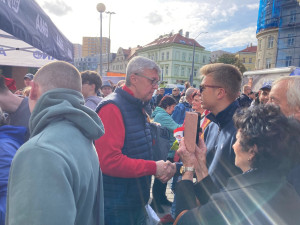 Kšiltovky, trička a fotka se známou tváří. Na mítink ANO dorazilo na 350 lidí, včetně odpůrců