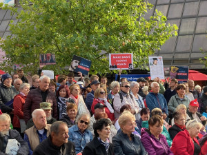 Kšiltovky, trička a fotka se známou tváří. Na mítink ANO dorazilo na 350 lidí, včetně odpůrců