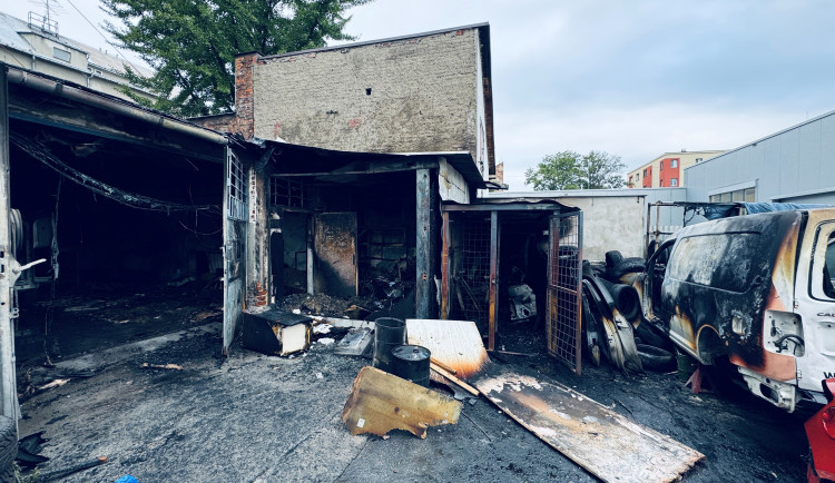 Požár autoservisu v Ostravě způsobil škodu za 900 tisíc korun