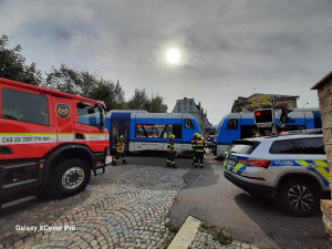 V Jablonci se střetl osobní vlak s automobilem, řidič auta vyvázl s lehkým zraněním