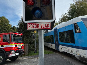 V Jablonci se střetl osobní vlak s automobilem, řidič auta vyvázl s lehkým zraněním