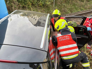 V Jablonci se střetl osobní vlak s automobilem, řidič auta vyvázl s lehkým zraněním