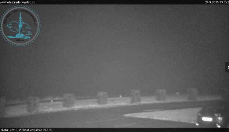 Na Pradědu v noci napadl první sníh, teploty byly pod nulou. O víkendu se oteplí