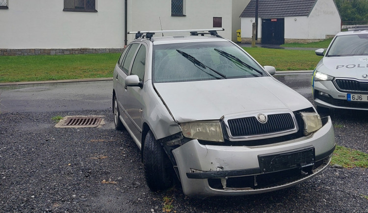 Řidič na křižovatce naboural tři auta a ujel. Auto stálo odemčené v Třeštici