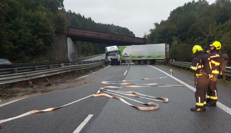 Rychlostka mezi Turnovem a Libercem je u Žďárku kvůli nehodě kamionu uzavřená