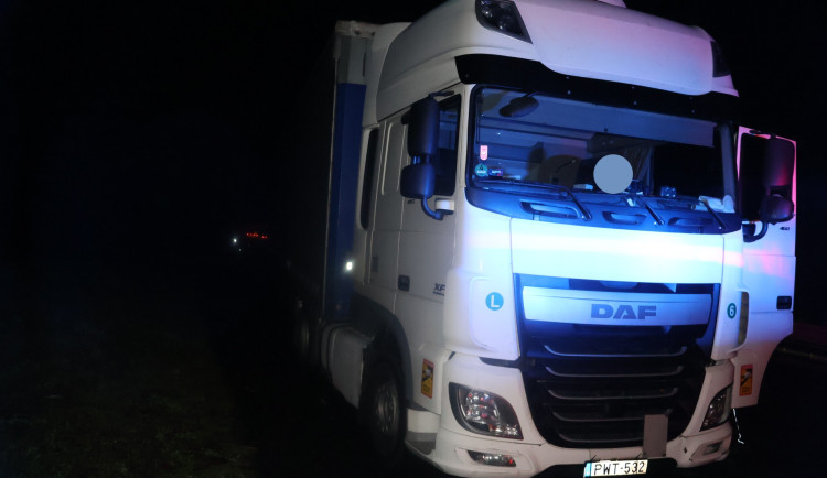 Po dálnici jel večer cizinec, který měl téměř dvě a půl promile. Řídil kamion