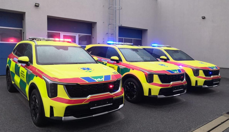 VIDEO: Krajští záchranáři mají nové vozy, v Jihlavě doplňují vrtulník a sanitky