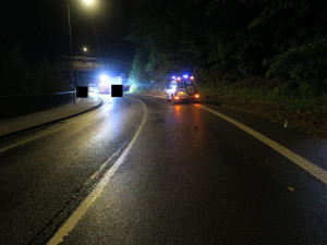 Tragická dopravní nehoda na Jablonecku, i přes úsilí záchranářů tam vyhasl mladý život