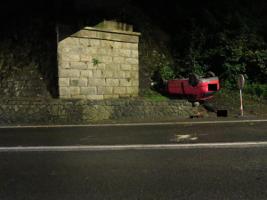 Tragická dopravní nehoda na Jablonecku, i přes úsilí záchranářů tam vyhasl mladý život
