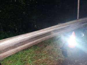 Podzimní déšť a rychlá jízda - BMW kombinací obého narazilo do svodidel. Dvakrát