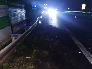 Podzimní déšť a rychlá jízda - BMW kombinací obého narazilo do svodidel. Dvakrát