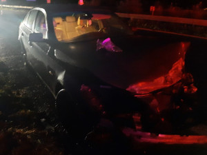 Podzimní déšť a rychlá jízda - BMW kombinací obého narazilo do svodidel. Dvakrát