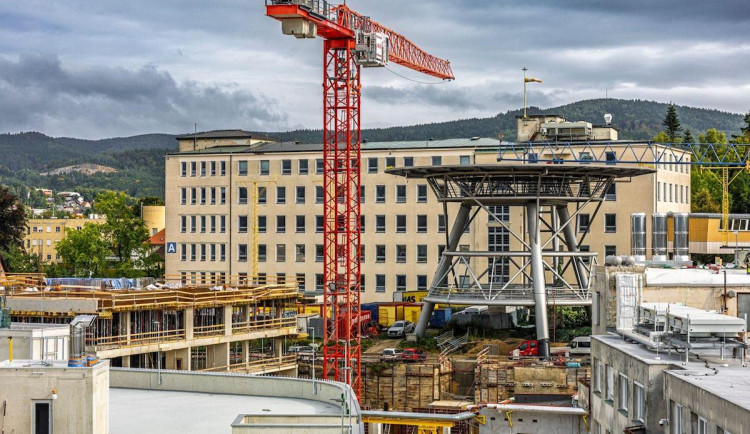 Zastupitelé změnu stanov nemocnice těsně podpořili. Se Starosty hlasovala SPD a ODS