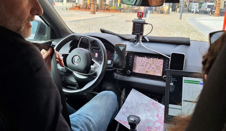 Město díky speciálnímu autu mapuje stav silnic. Vytvoří dlouhodobý plán údržby