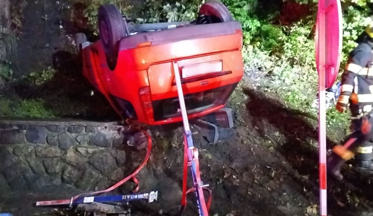 Tragická dopravní nehoda na Jablonecku, i přes úsilí záchranářů tam vyhasl mladý život