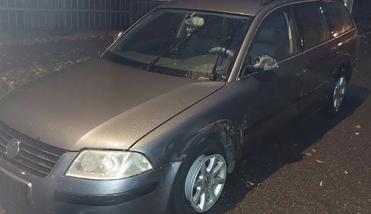 Kolem policistů v Třešti projelo auto po ráfku. Řidič měl téměř dvě promile