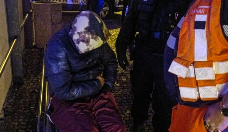 Mladík v Plzni se předávkoval léky, do nemocnice ho převezli záchranáři