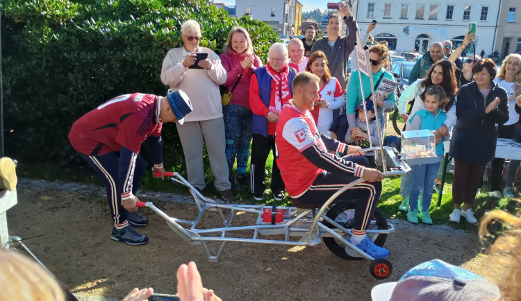 Na fotbalové derby do Prahy po 60 letech vyjeli nadšenci ze Smržovky s trakařem