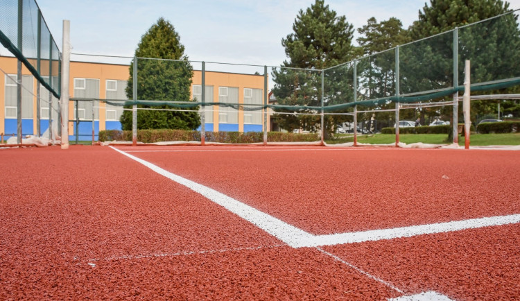 Sportoviště u hradecké základky SNP má nový povrch. Přidají se i Svinary