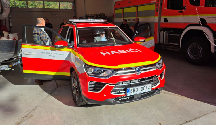 Dobrovolní hasiči v Náchodě mají nové auto pro velitele. Pomůže při výjezdech