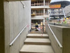 Východ pro pěší do areálu nemocnice z parkovacího domu.