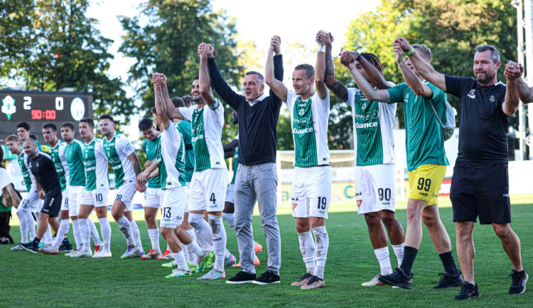 Trenér Luboš Kozel (uprostřed v černém svetru) při oslavách vítězství nad Mladou Boleslaví.