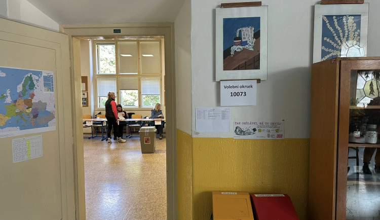 První volební den je u konce. Odvolil prezident i lídři stran