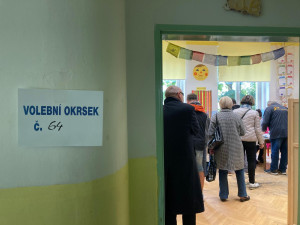 Volební místnosti se otevřely. Lidé začali vybírat nové poslance