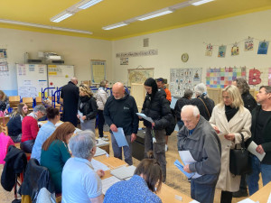 Volební místnosti se otevřely. Lidé začali vybírat nové poslance