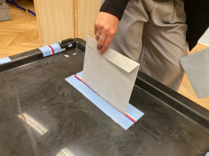 Volební místnosti se otevřely. Lidé začali vybírat nové poslance